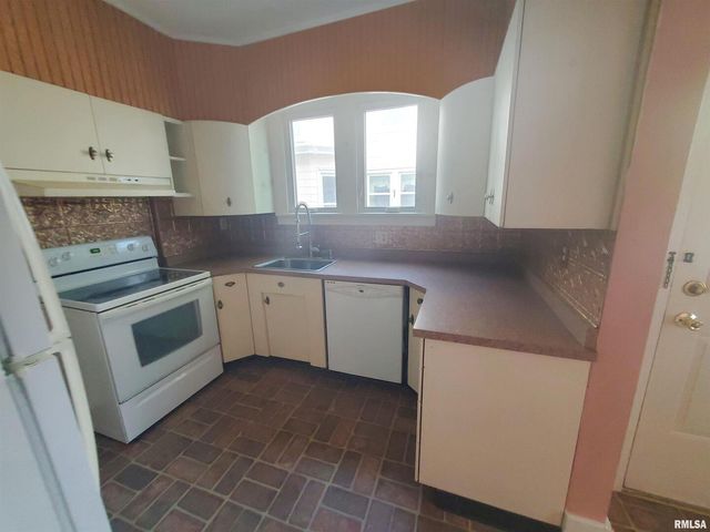 1182 25TH Street, Moline, IL 61265