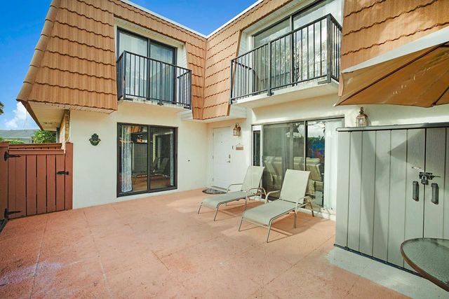 2876 Waterford Dr, Deerfield Beach, FL 33442