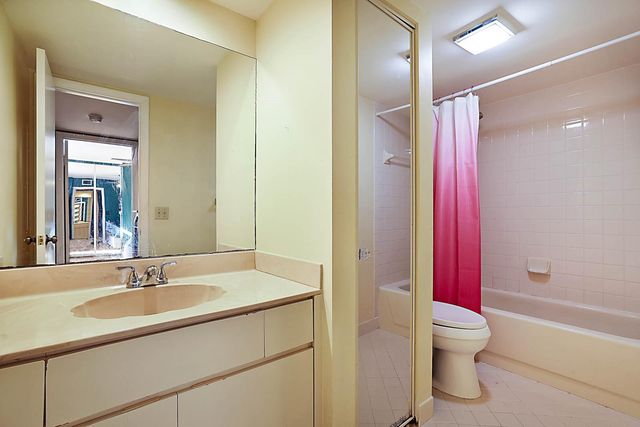 2876 Waterford Dr, Deerfield Beach, FL 33442