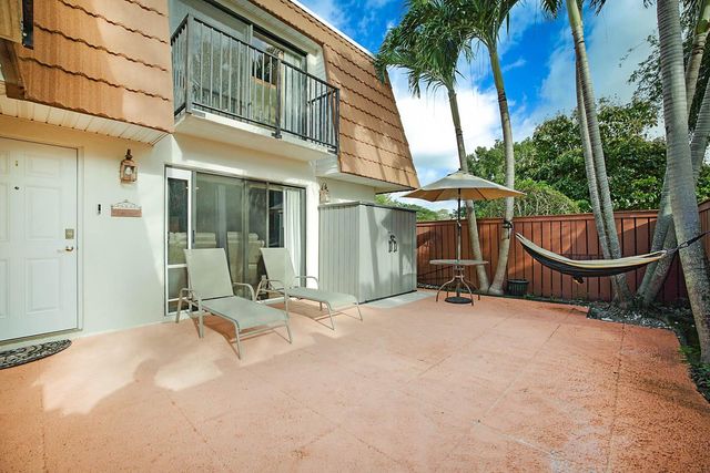 2876 Waterford Dr, Deerfield Beach, FL 33442