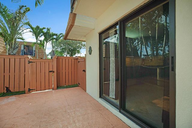 2876 Waterford Dr, Deerfield Beach, FL 33442