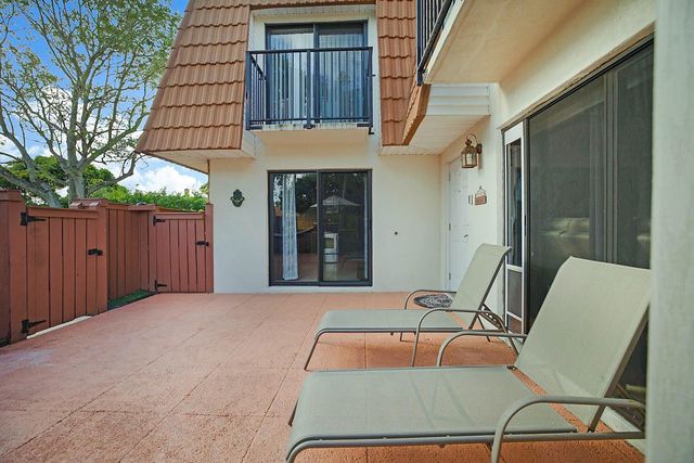 2876 Waterford Dr, Deerfield Beach, FL 33442