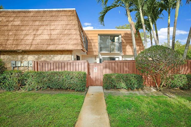 2876 Waterford Dr, Deerfield Beach, FL 33442