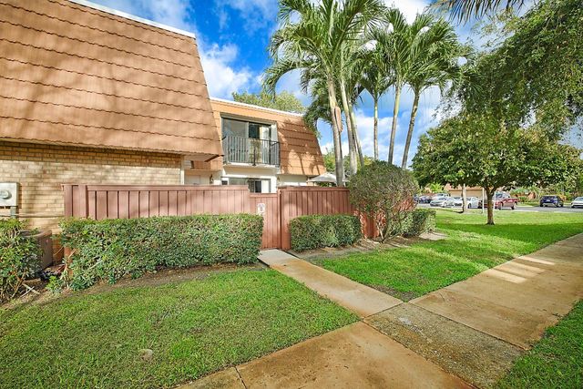 2876 Waterford Dr, Deerfield Beach, FL 33442