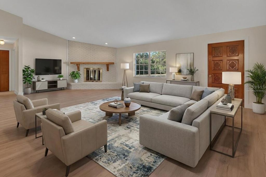 Image 8 of property listing at 570 CASS STREET, Deland, FL 32720