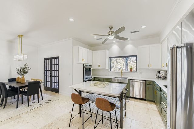 900 Pioneer Circle E, Argyle, TX 76226