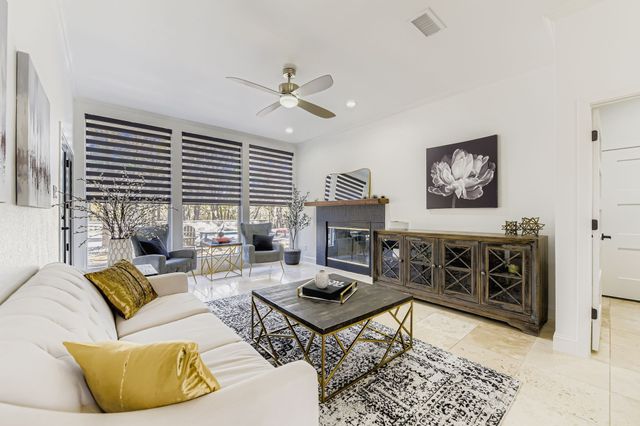 900 Pioneer Circle E, Argyle, TX 76226