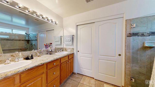 9815 Bourbon Rose Court, Bakersfield, CA 93311