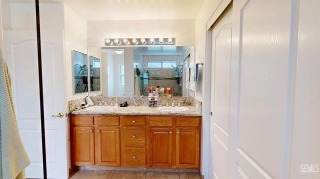 9815 Bourbon Rose Court, Bakersfield, CA 93311