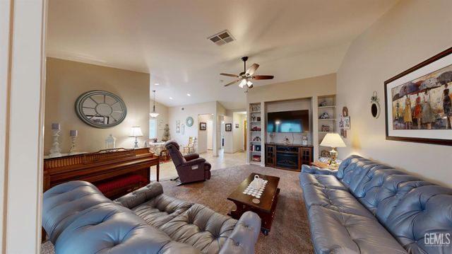9815 Bourbon Rose Court, Bakersfield, CA 93311