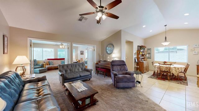 9815 Bourbon Rose Court, Bakersfield, CA 93311
