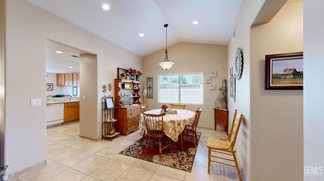 9815 Bourbon Rose Court, Bakersfield, CA 93311