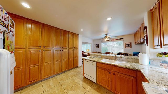 9815 Bourbon Rose Court, Bakersfield, CA 93311
