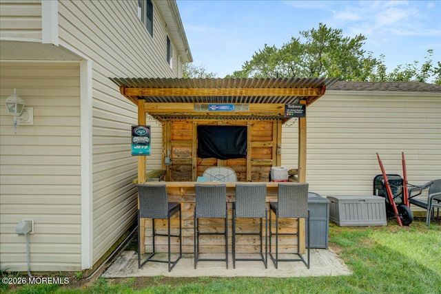 537 Roxbury Road, Belford, NJ 07718