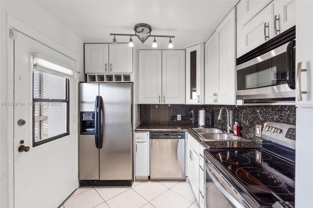 3401 N Country Club Dr 819, Aventura, FL 33180