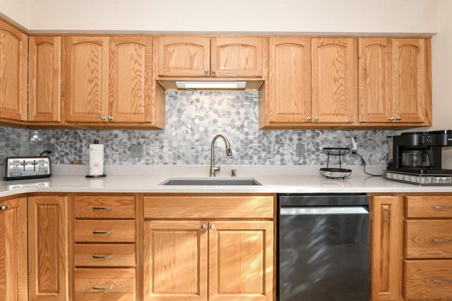 16107 W Heritage LANE, New Berlin, WI 53151