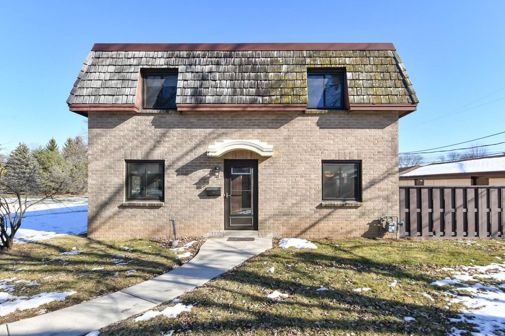 16107 W Heritage LANE, New Berlin, WI 53151