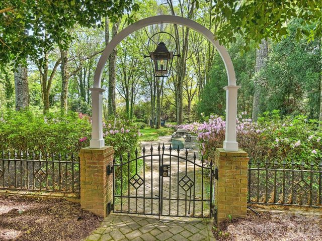 8226 Fairview Road, Charlotte, NC 28226