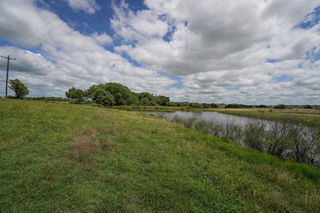 1432 S Knezek Road, Flatonia, TX 78941