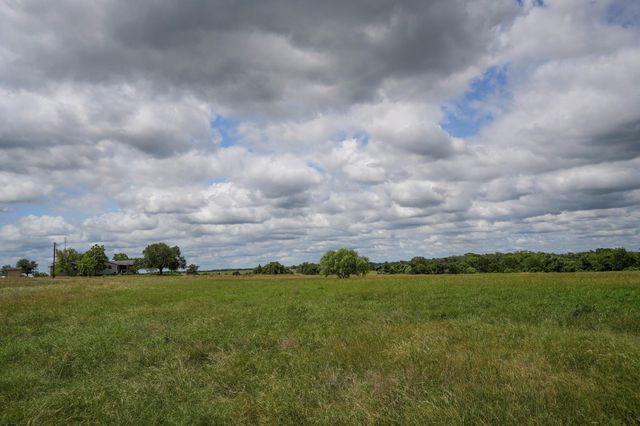 1432 S Knezek Road, Flatonia, TX 78941