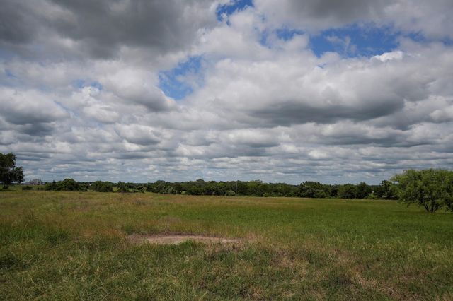 1432 S Knezek Road, Flatonia, TX 78941