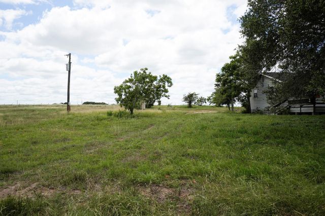 1432 S Knezek Road, Flatonia, TX 78941