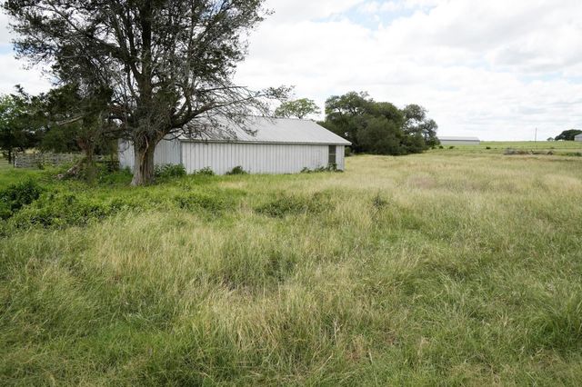 1432 S Knezek Road, Flatonia, TX 78941
