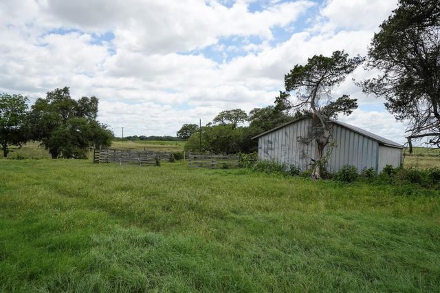 1432 S Knezek Road, Flatonia, TX 78941