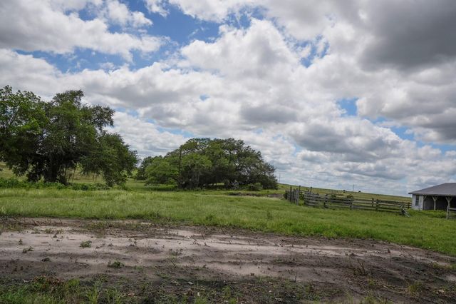1432 S Knezek Road, Flatonia, TX 78941