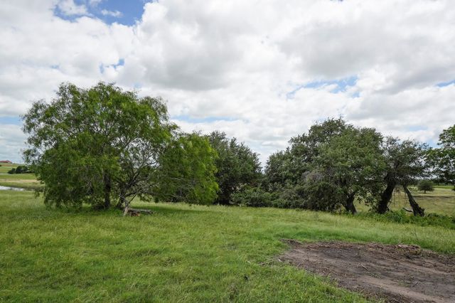 1432 S Knezek Road, Flatonia, TX 78941