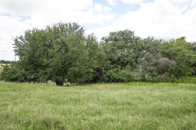 1432 S Knezek Road, Flatonia, TX 78941