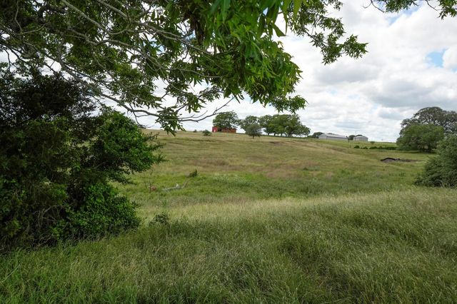 1432 S Knezek Road, Flatonia, TX 78941