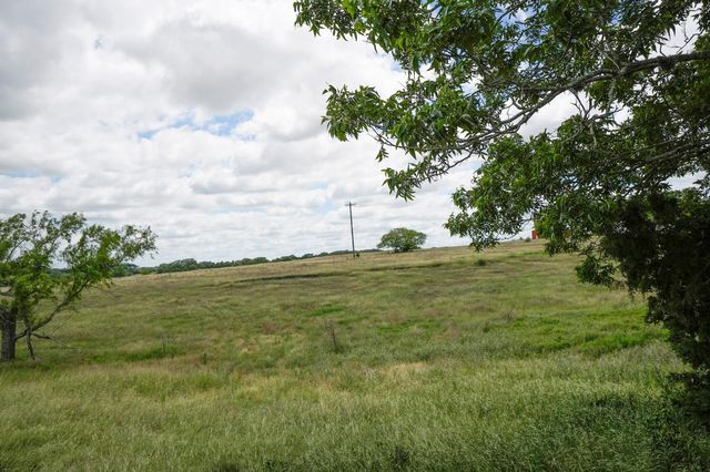1432 S Knezek Road, Flatonia, TX 78941