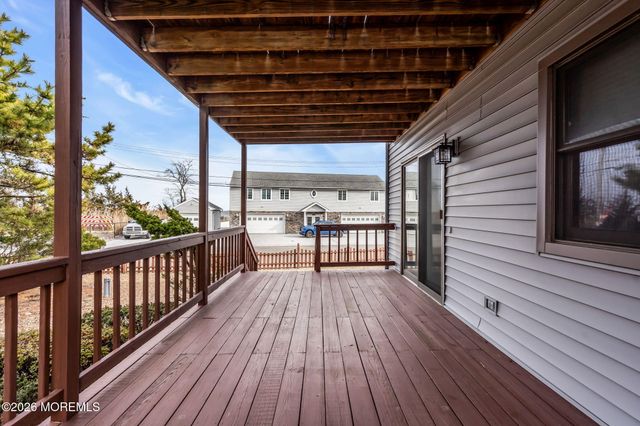 34 Cove Point Road, Toms River, NJ 08753