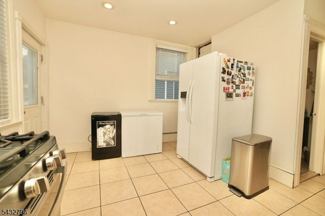 566 Highland Ave, Newark City, NJ 07104
