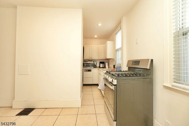 566 Highland Ave, Newark City, NJ 07104