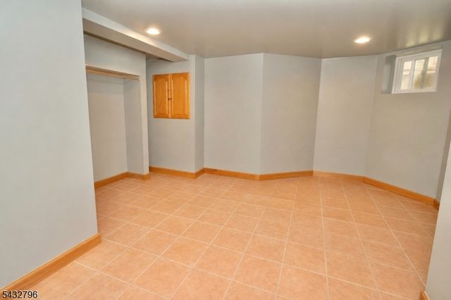 566 Highland Ave, Newark City, NJ 07104