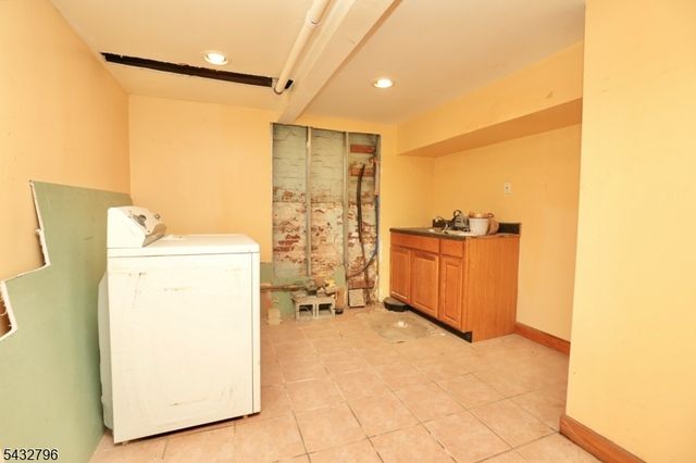566 Highland Ave, Newark City, NJ 07104