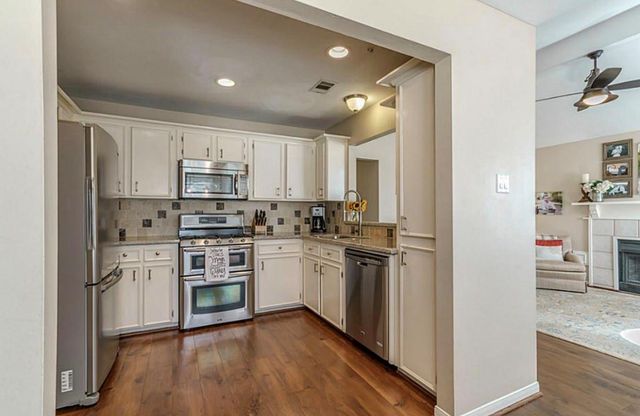 28 Fallenstone Drive, The Woodlands, TX 77381