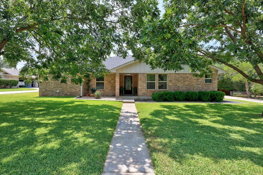 1112 Indian TRL, Salado, TX 76571