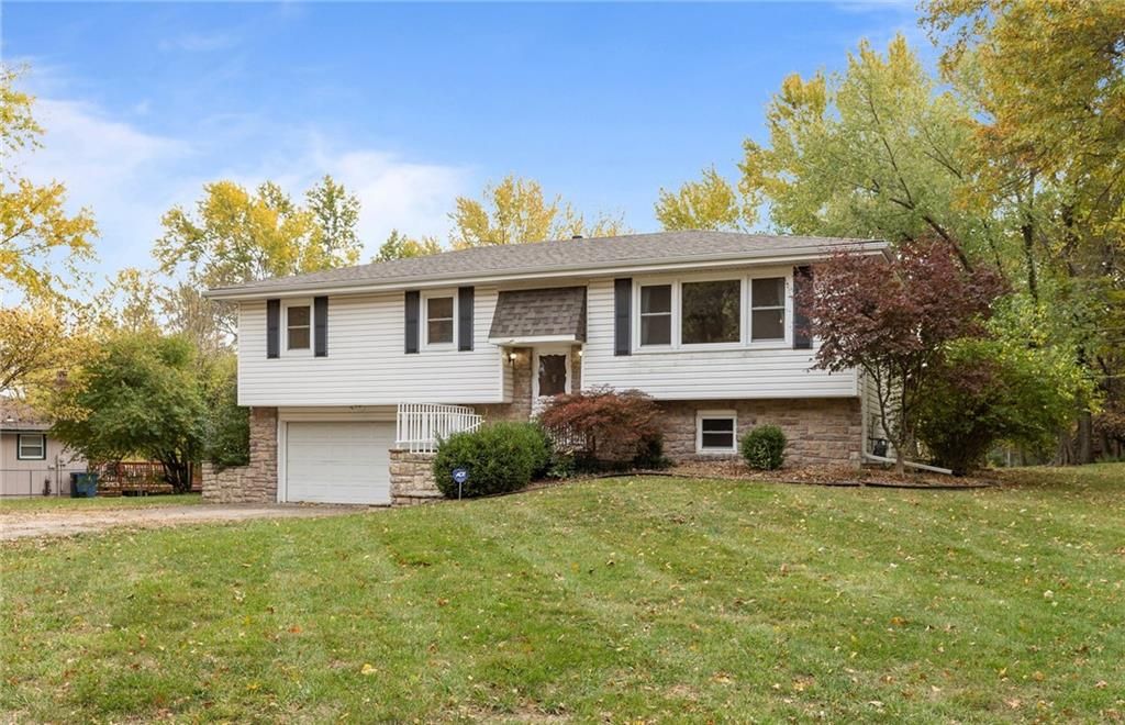 128 SE 215 Road, Warrensburg, MO 64093