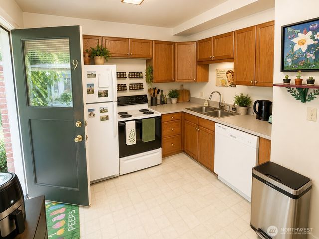 3261 Fuhrman Avenue E, Seattle, WA 98102