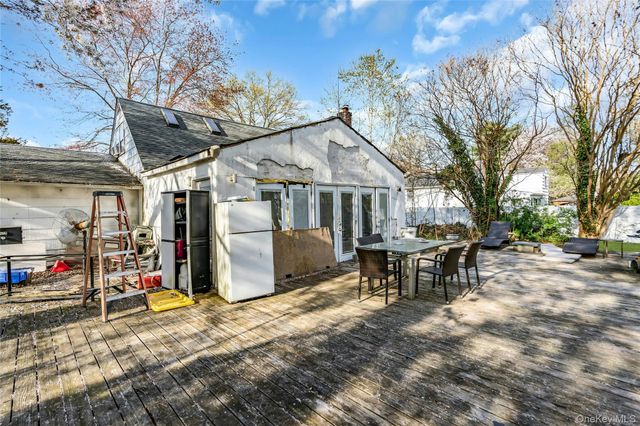 4 Clearbrook Drive, Smithtown, NY 11787