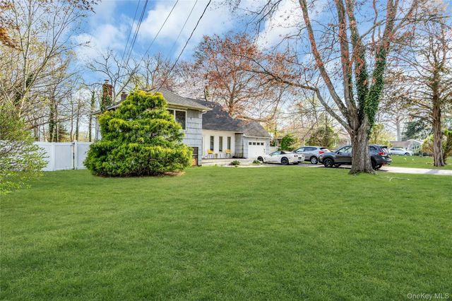 4 Clearbrook Drive, Smithtown, NY 11787