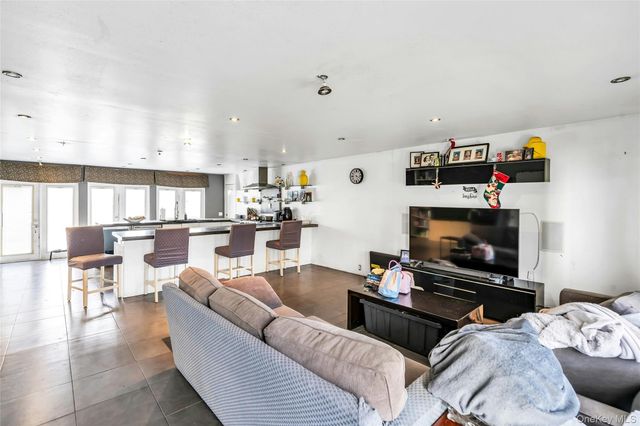 4 Clearbrook Drive, Smithtown, NY 11787