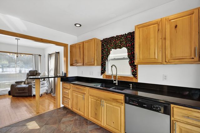 46 Kenwood St, Greenfield, MA 01301