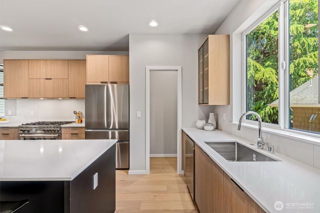 4460 Midvale Avenue N, Seattle, WA 98103