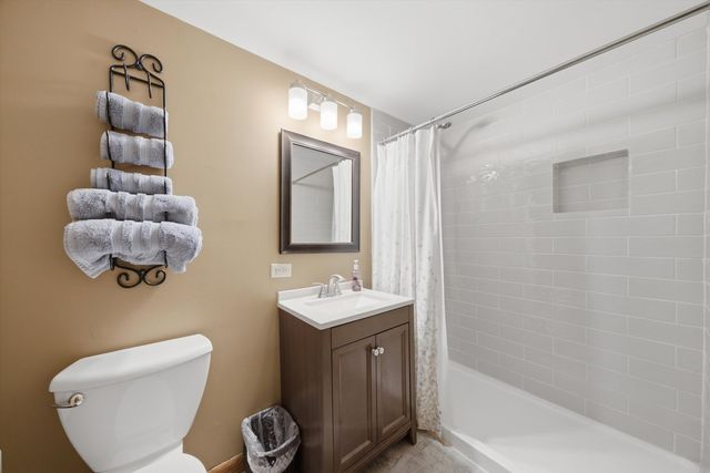 26165 N GREENBRIAR Court, Lake Barrington, IL 60084