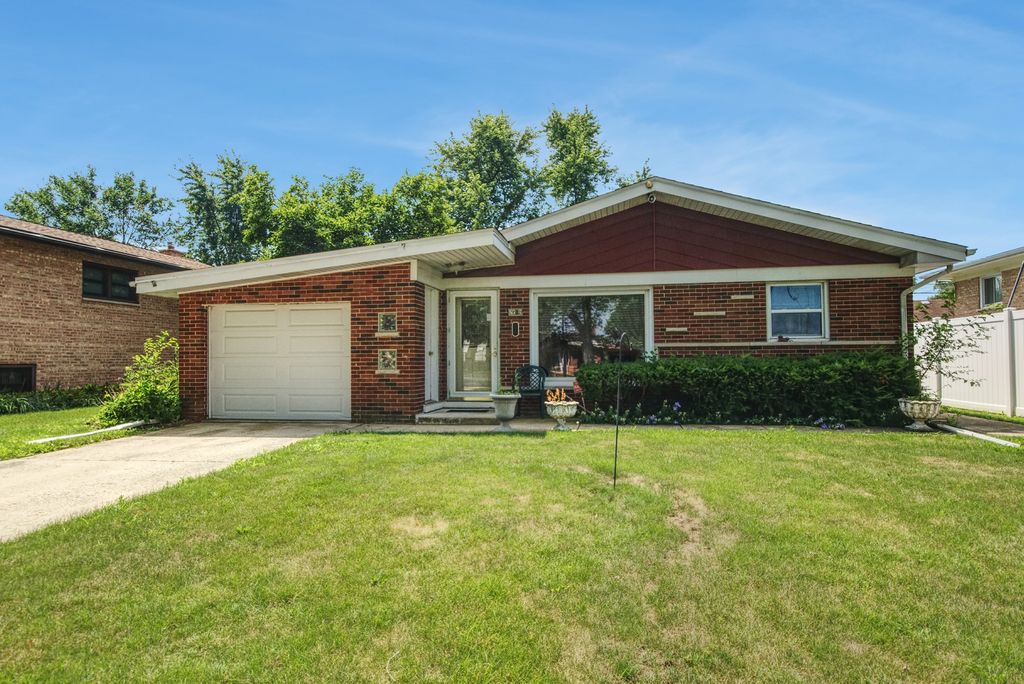 2202 Tamarack Drive, Joliet, IL 60432