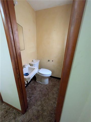 2512 Queen Ridge Drive, Independence, MO 64055